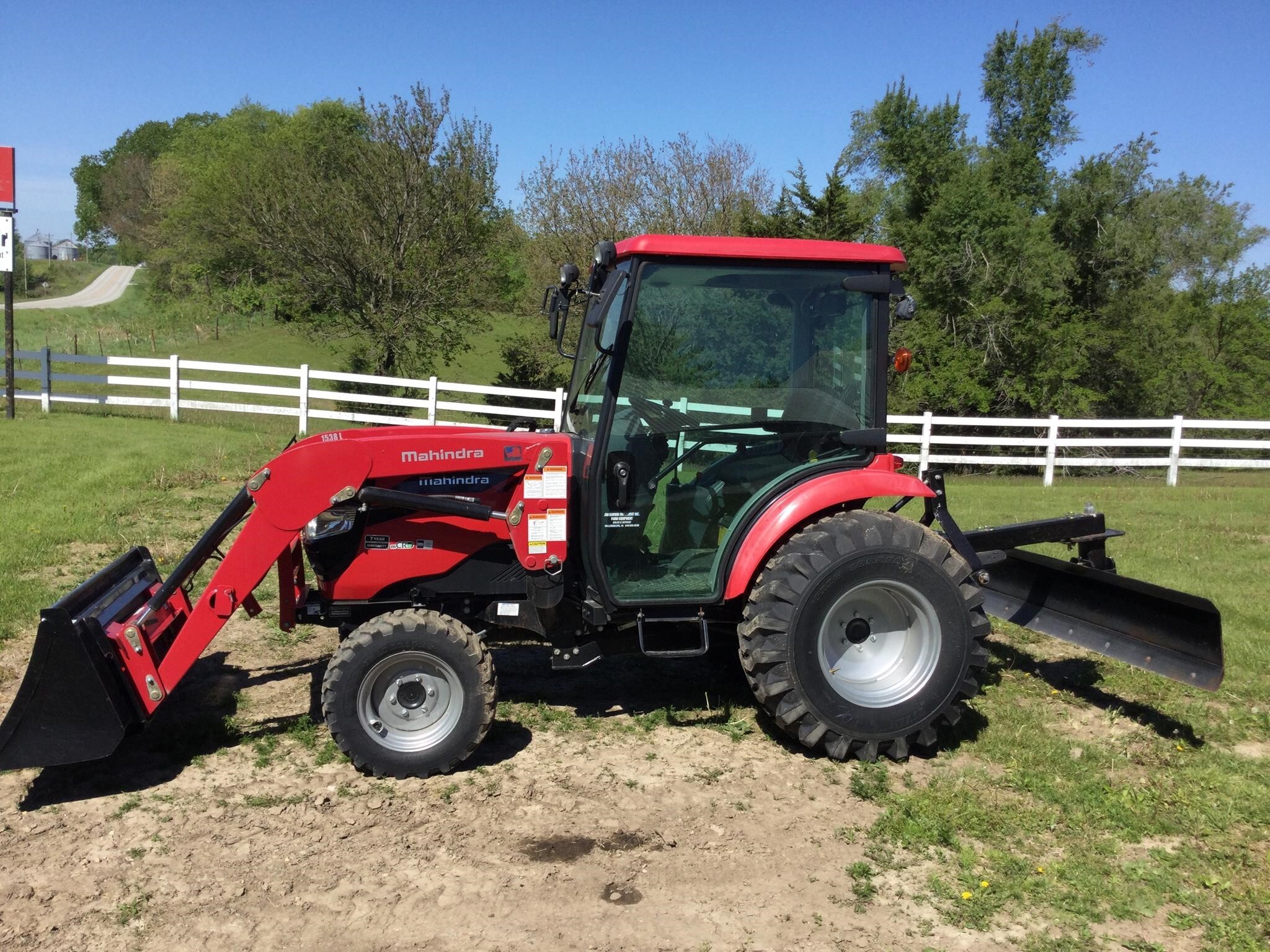 2017 MAHINDRA 1538 in Williamsburg, IA