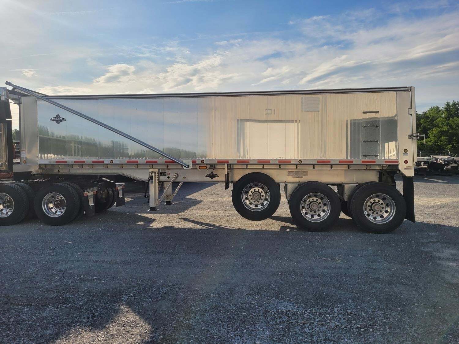 2027 TRAILSTAR 30' X 96" X 60" FRAME TRIAXLE SMOOTH SIDE DUMP in Rustburg, VA