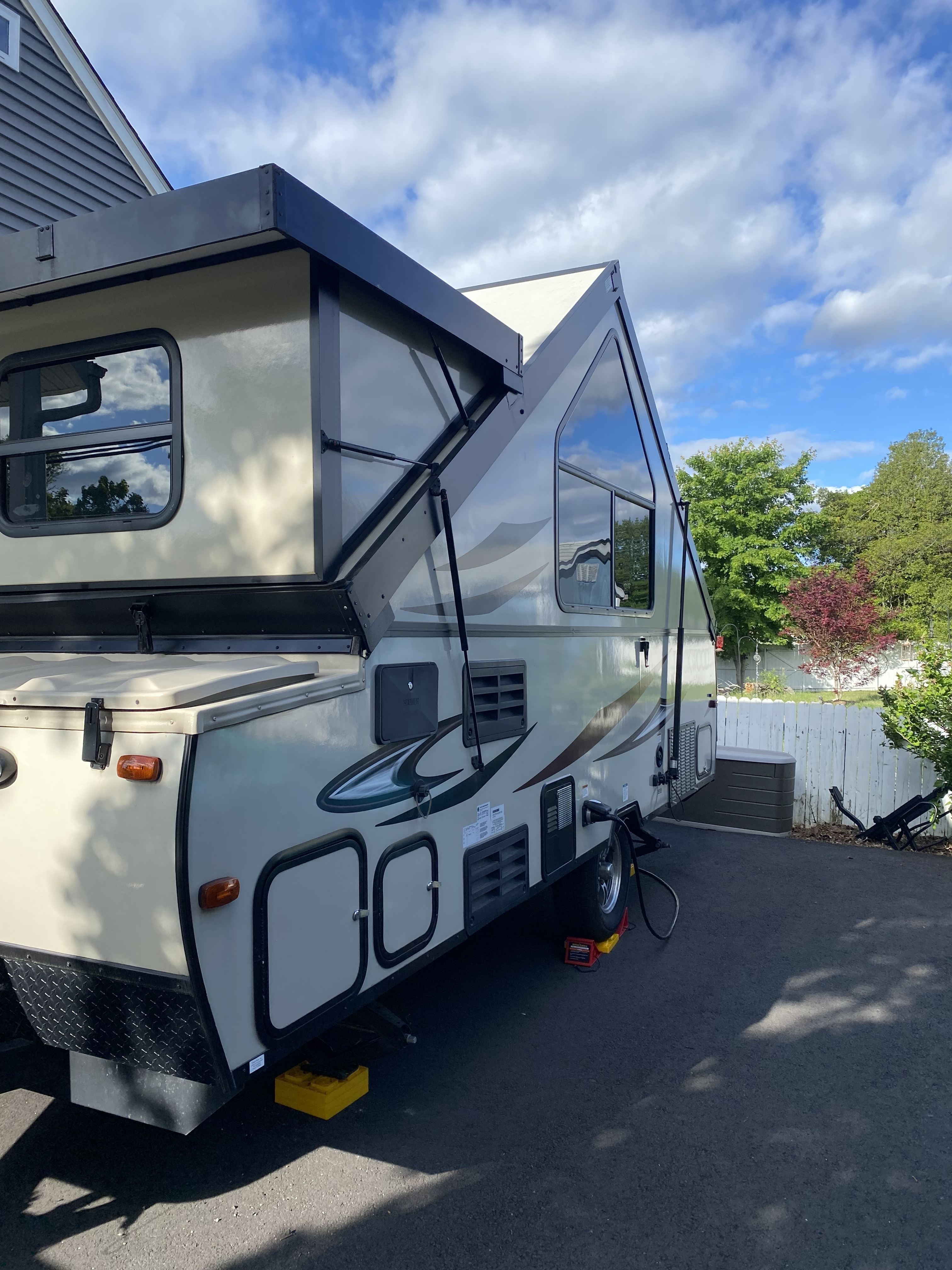 2018 Forest River ROCKWOOD HARD SIDE A215HW RV