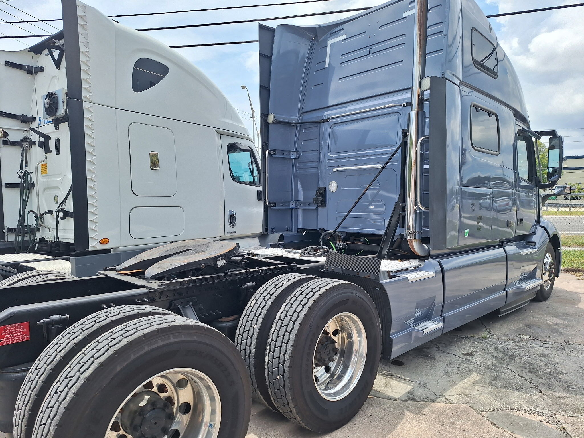 2020 VOLVO VNL860 in Fort Lauderdale, FL