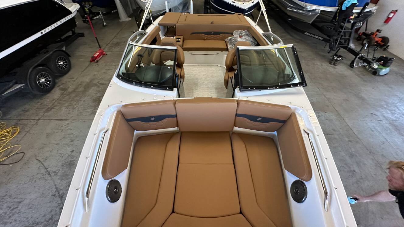 A photo of this 2027 Four Winns HD SERIES