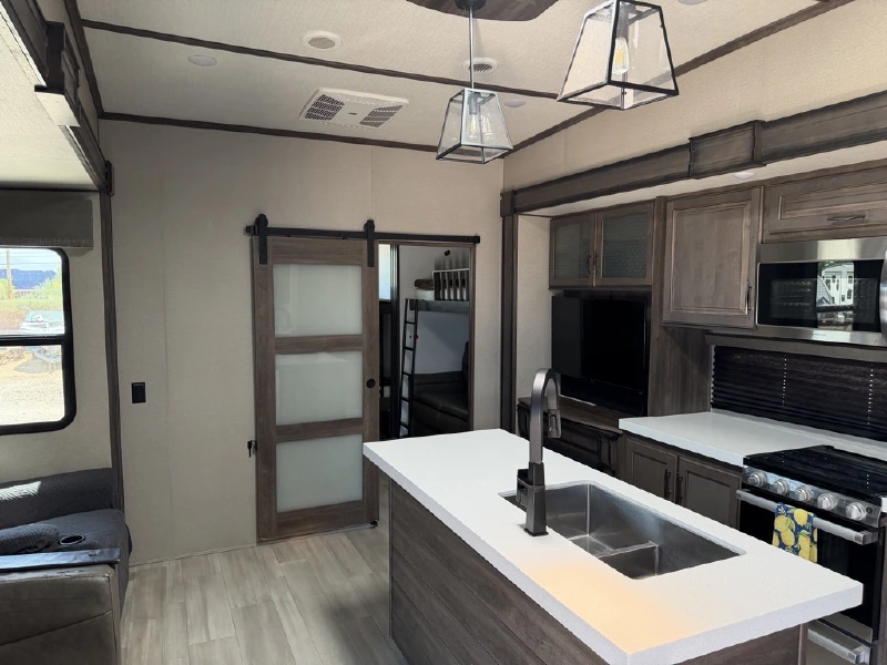2021 GRAND DESIGN SOLITUDE S-CLASS 3704BH