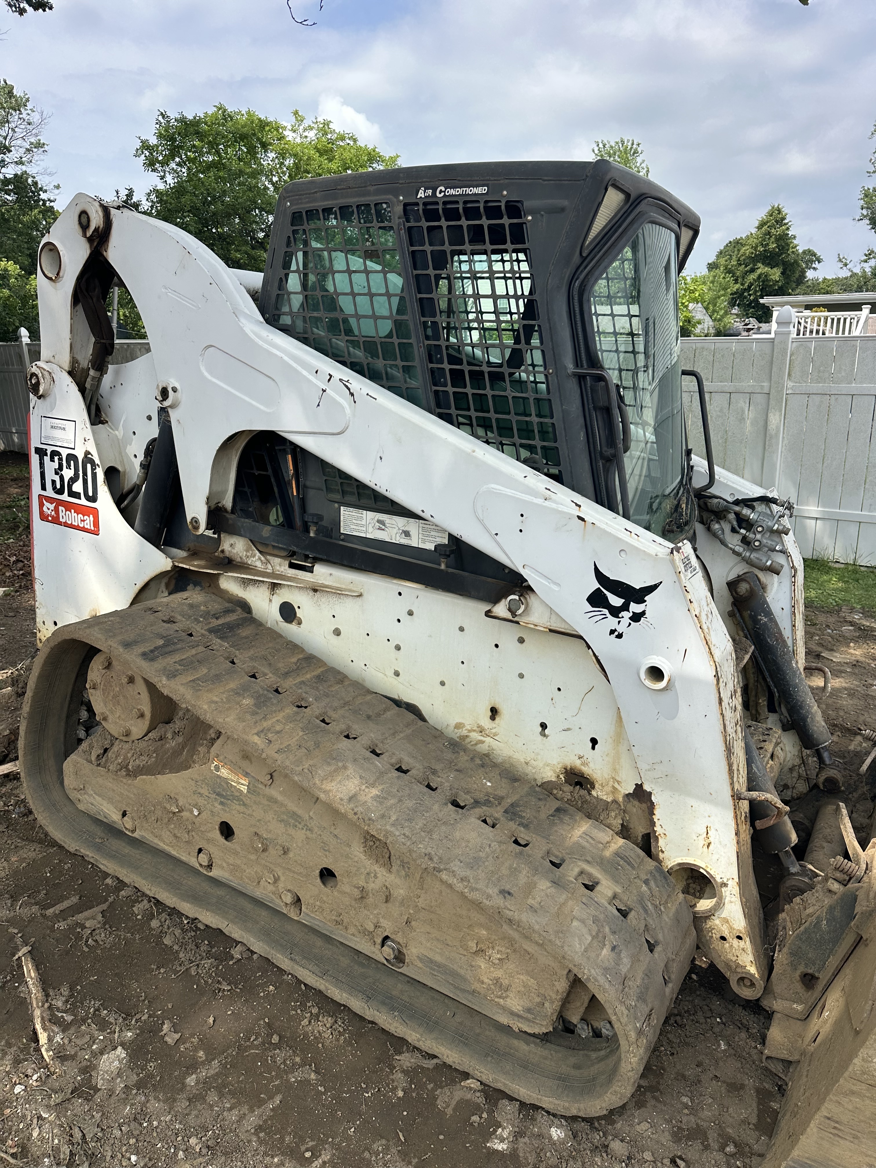 2011 BOBCAT T320 in Middletown, NJ