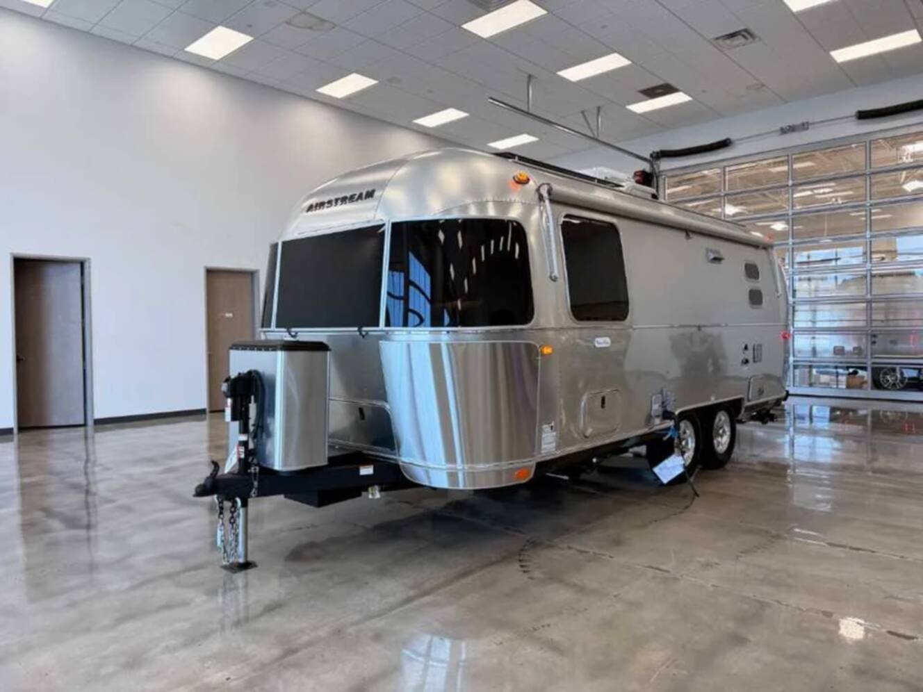 A photo of this 2026 Airstream FLYING CLOUD 23FBT