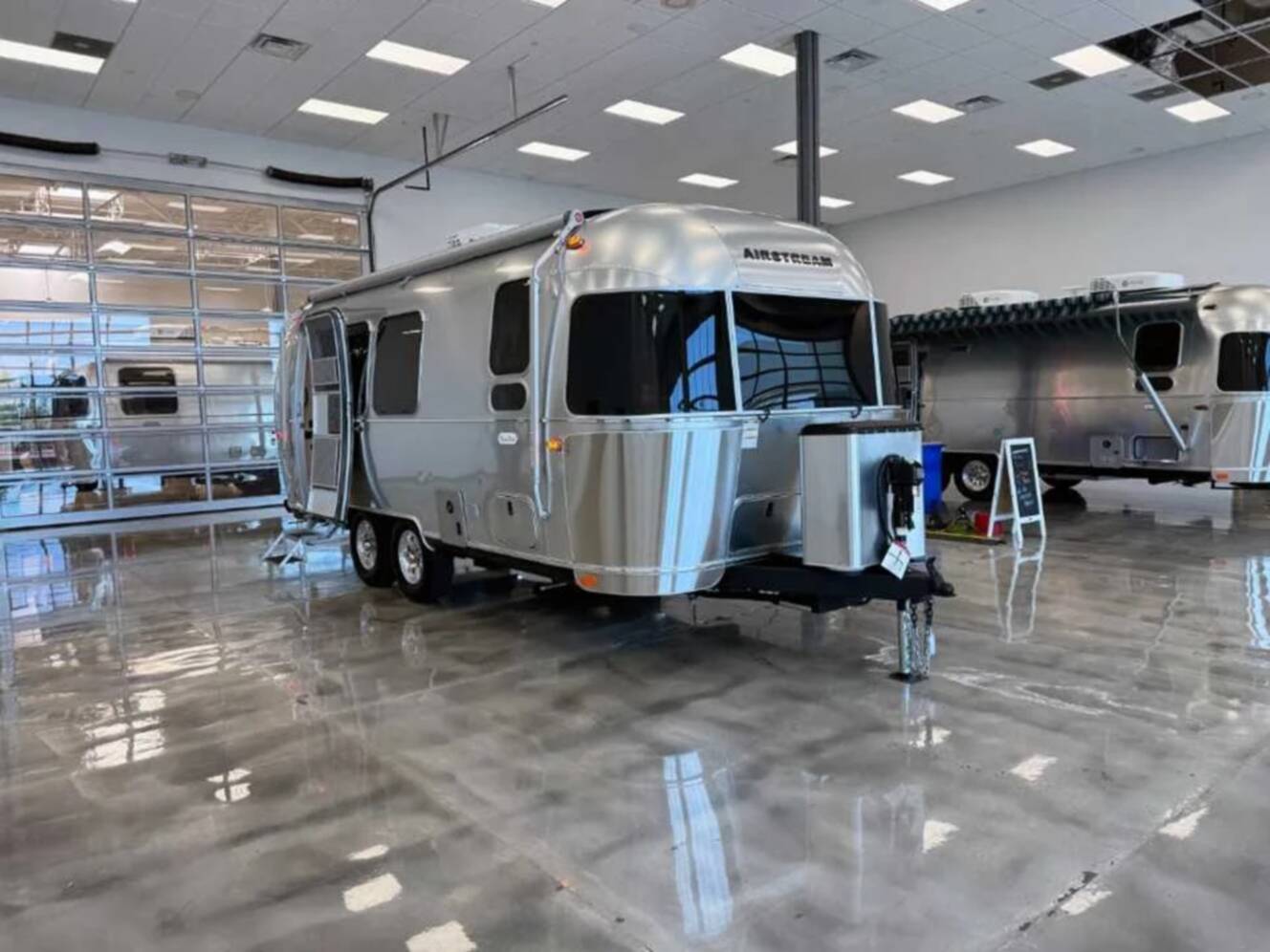 A photo of this 2026 Airstream FLYING CLOUD 23FBT