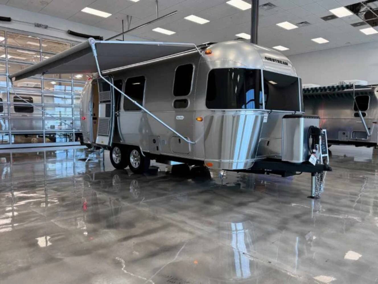 A photo of this 2026 Airstream FLYING CLOUD 23FBT