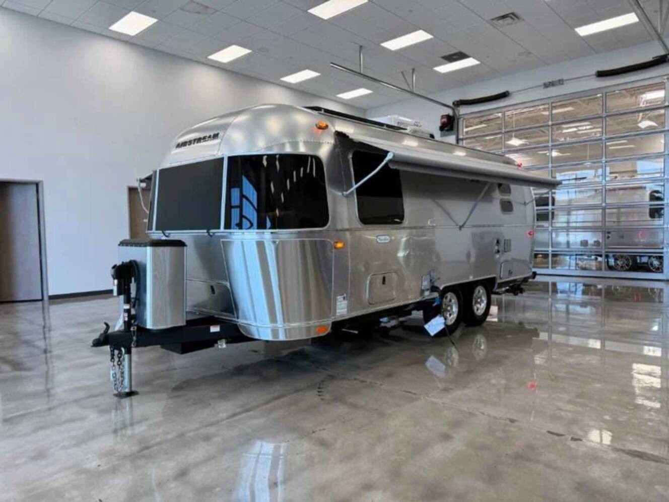 A photo of this 2026 Airstream FLYING CLOUD 23FBT