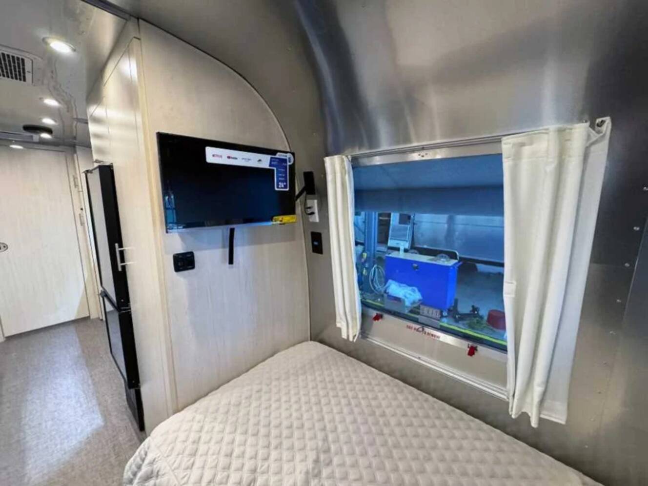 A photo of this 2026 Airstream FLYING CLOUD 23FBT