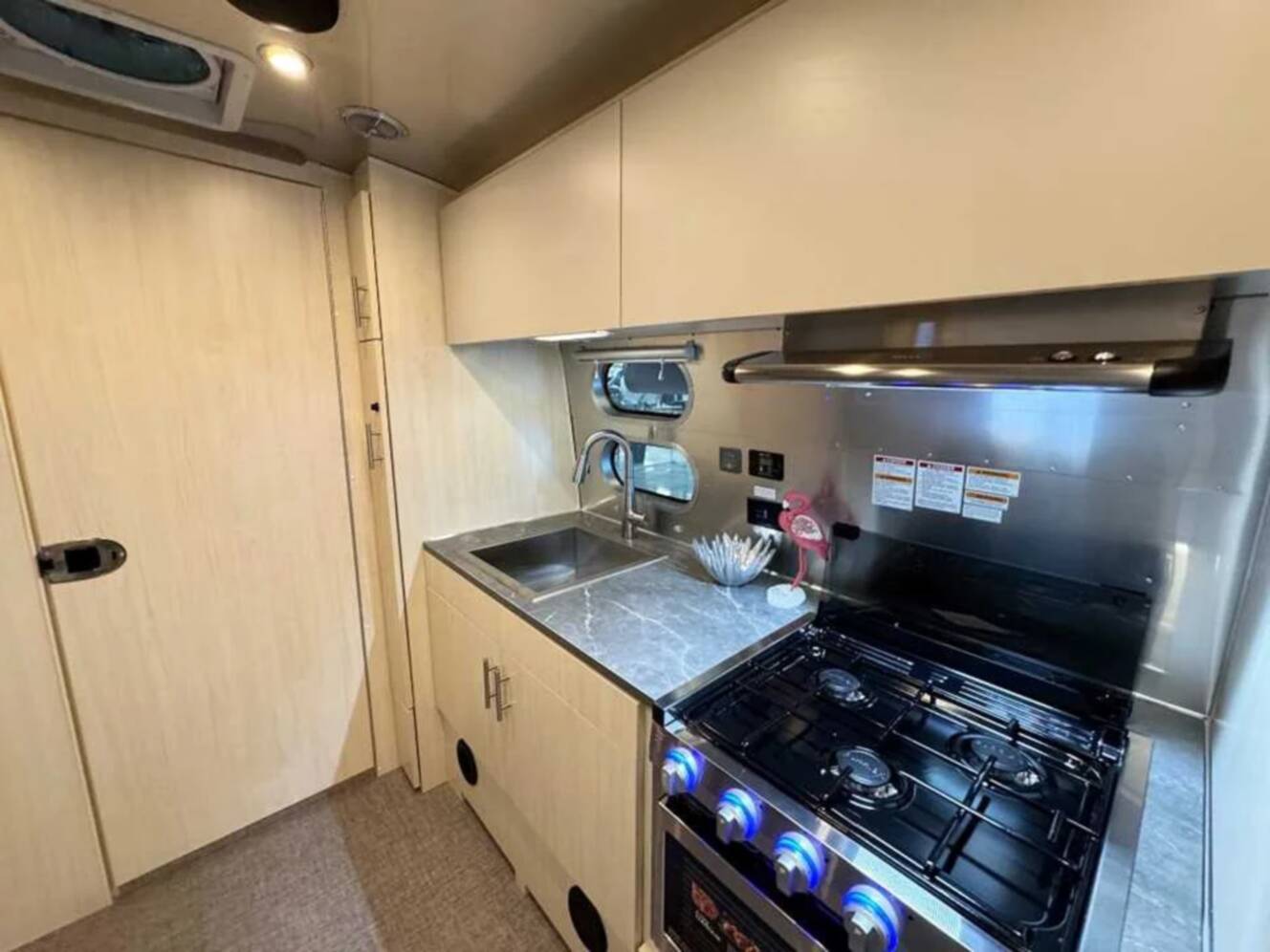 A photo of this 2026 Airstream FLYING CLOUD 23FBT