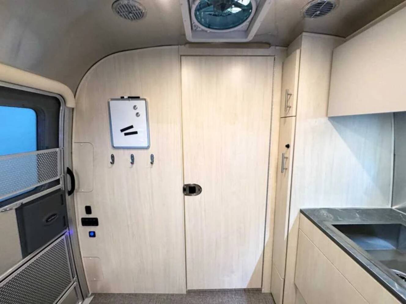 A photo of this 2026 Airstream FLYING CLOUD 23FBT