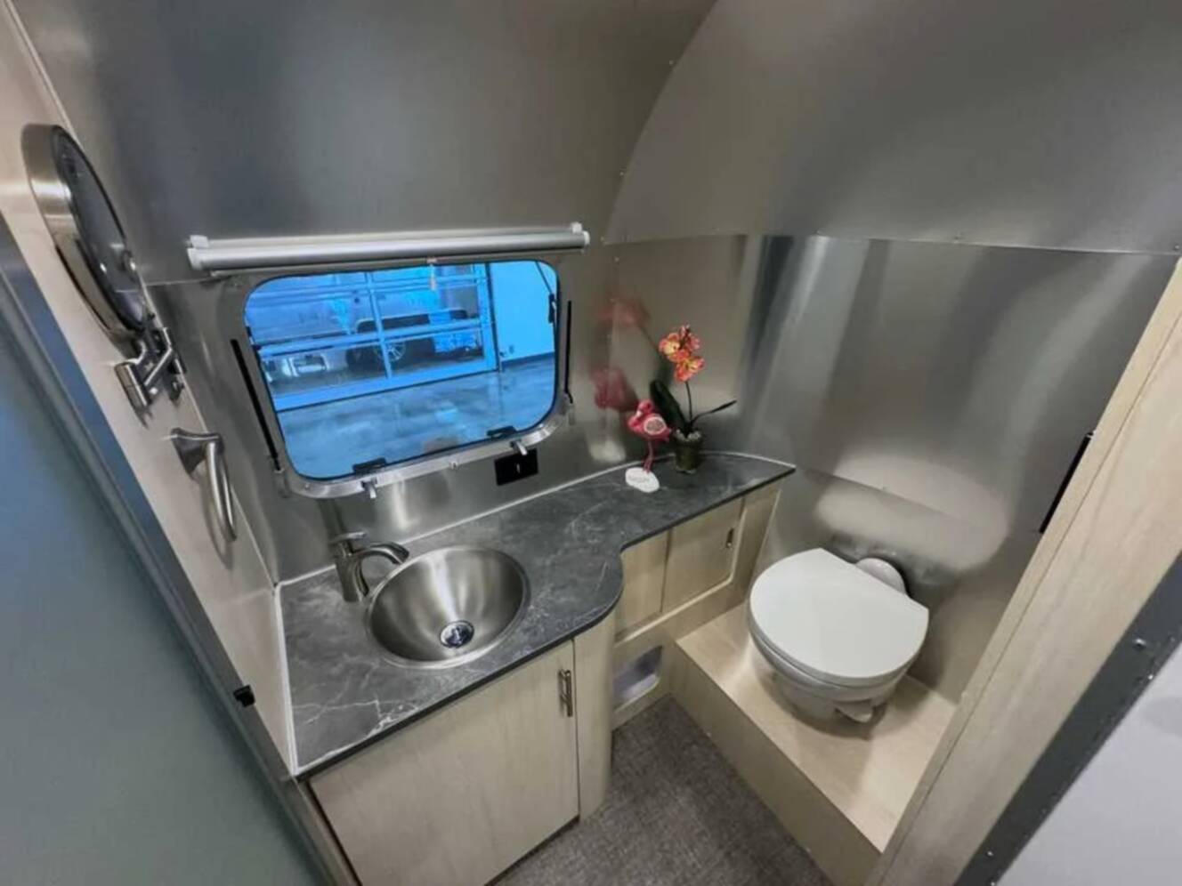 A photo of this 2026 Airstream FLYING CLOUD 23FBT
