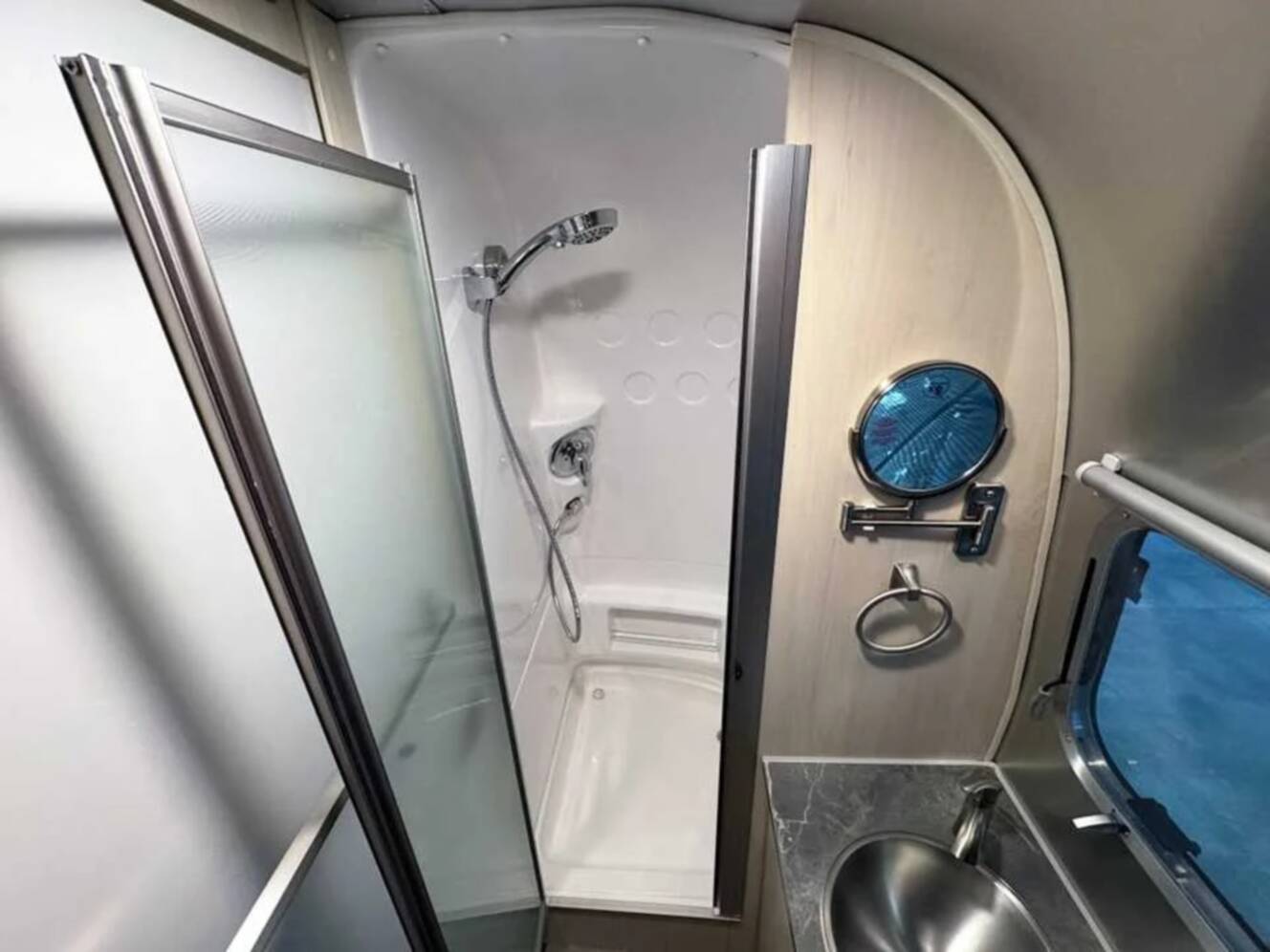 A photo of this 2026 Airstream FLYING CLOUD 23FBT