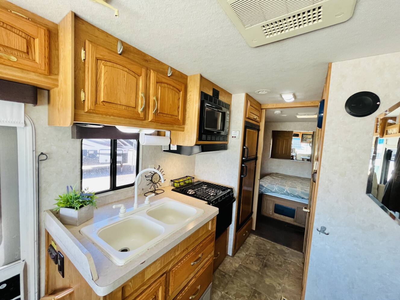 A photo of this 2005 Georgie Boy LANDAU 2450DS