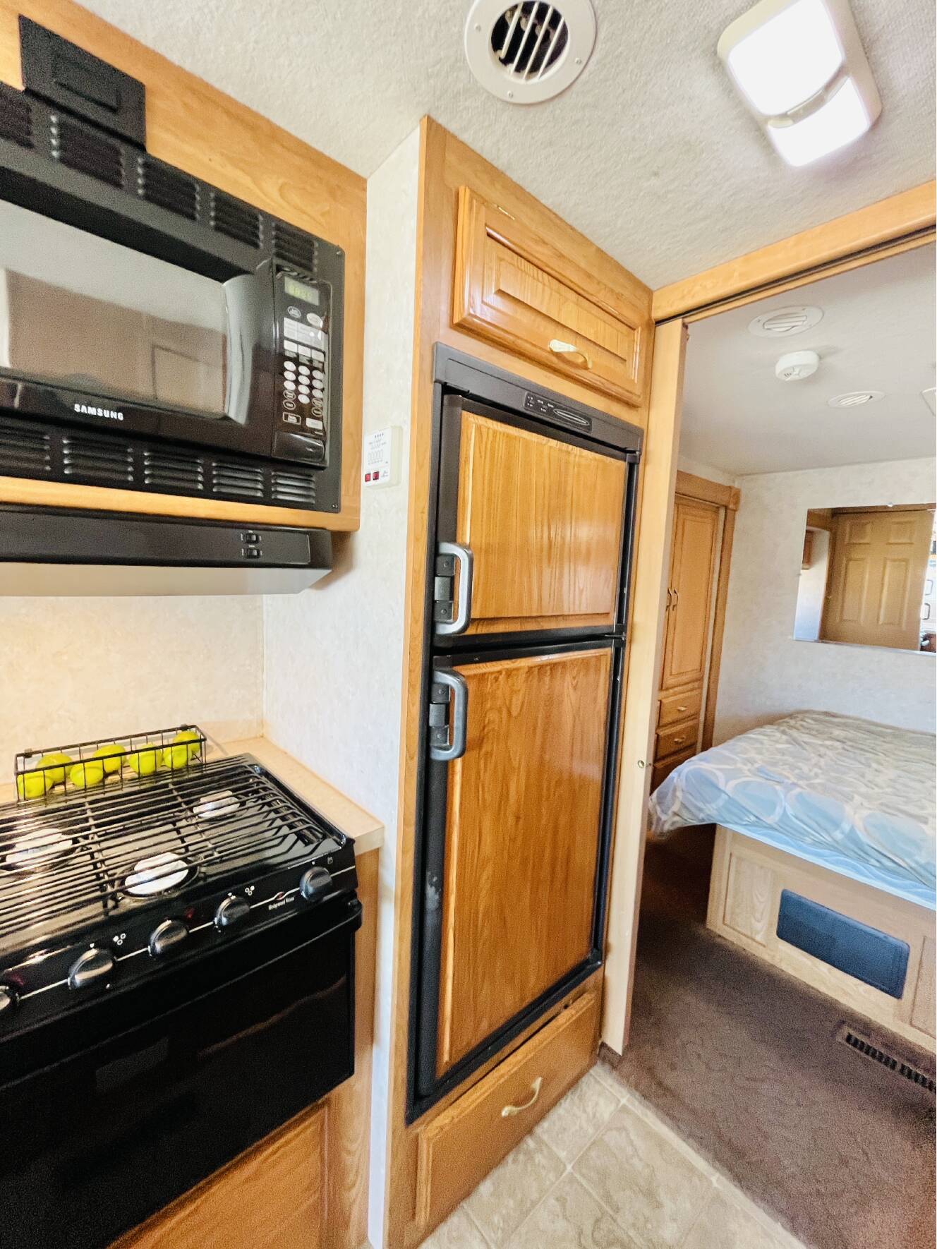 A photo of this 2005 Georgie Boy LANDAU 2450DS