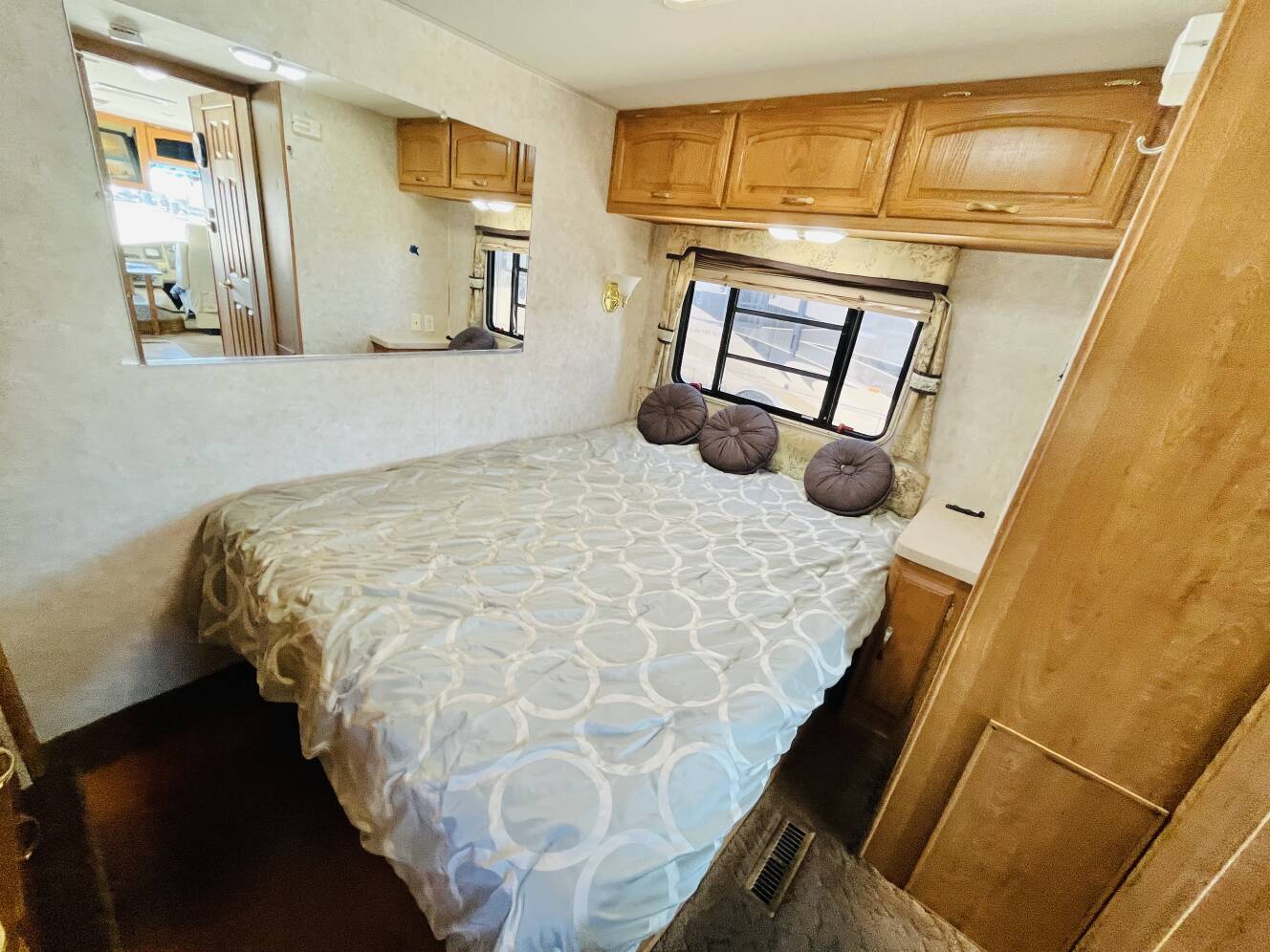 A photo of this 2005 Georgie Boy LANDAU 2450DS