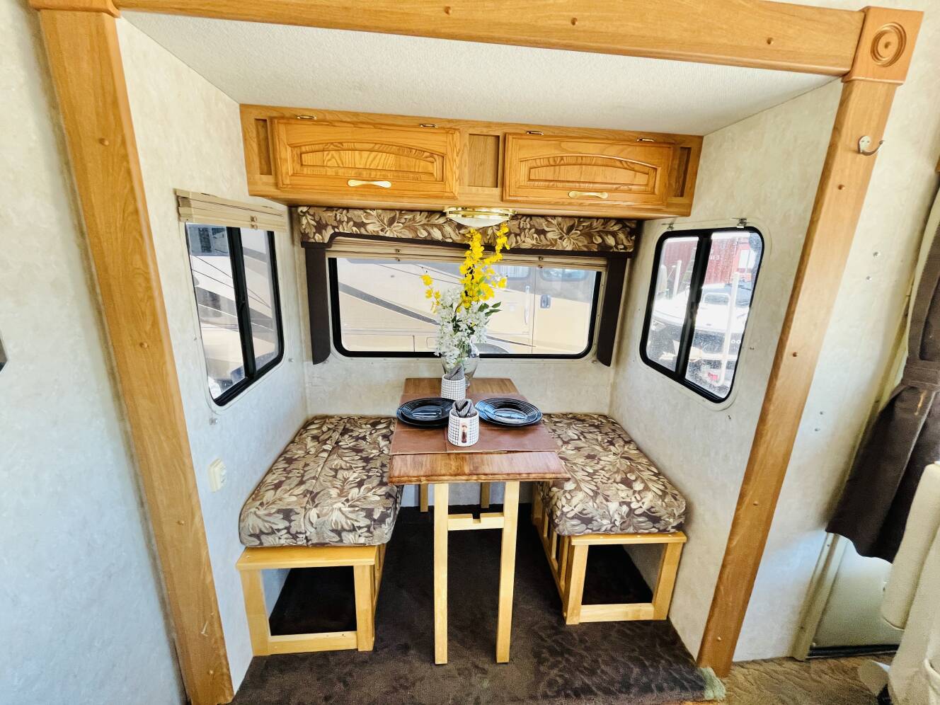A photo of this 2005 Georgie Boy LANDAU 2450DS
