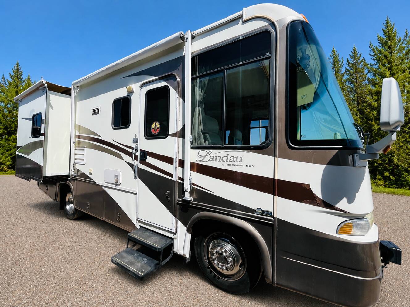 A photo of this 2005 Georgie Boy LANDAU 2450DS