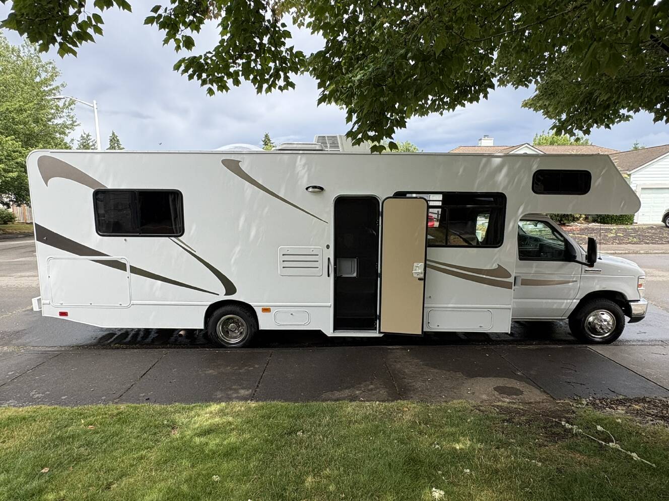 A photo of this 2019 Thor Motor Coach FOUR WINDS MAJESTIC 28A
