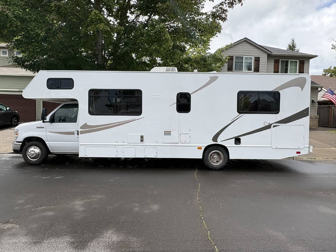 A photo of this 2019 Thor Motor Coach FOUR WINDS MAJESTIC 28A