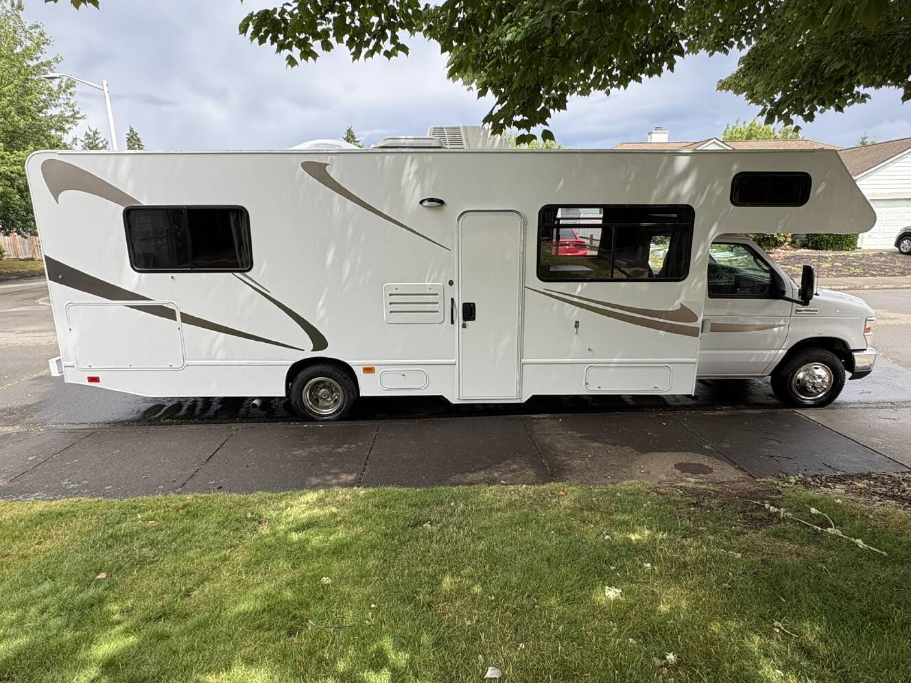 A photo of this 2019 Thor Motor Coach FOUR WINDS MAJESTIC 28A