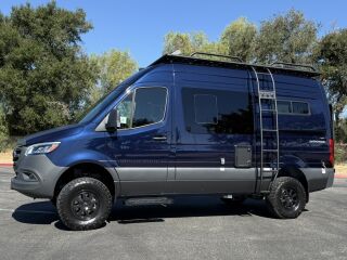 2027 STORYTELLER OVERLAND DARKMODE XO