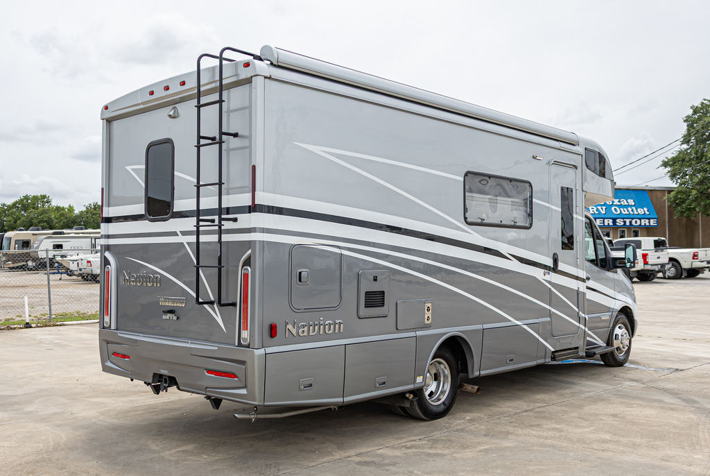 2022 Winnebago Navion 24D in weatherford TX