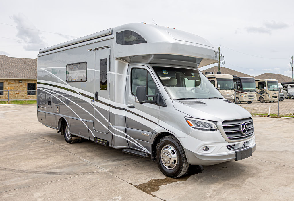 2022 Winnebago Navion 24D in weatherford TX