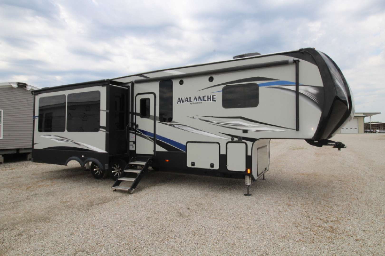 2018 Keystone Avalanche 320RS RV