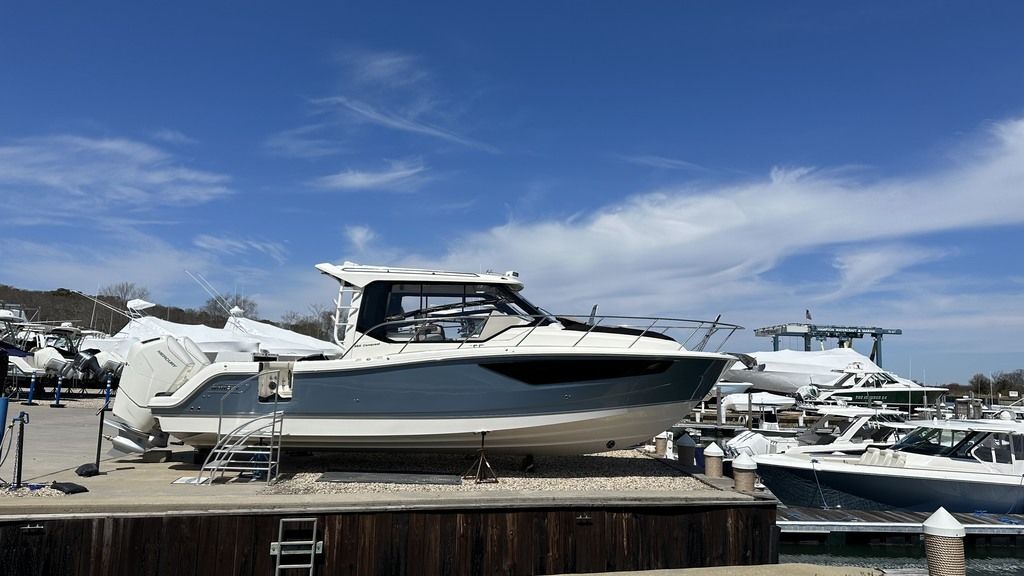 2025 Boston Whaler 365 Conquest 405 in hampton bays NY