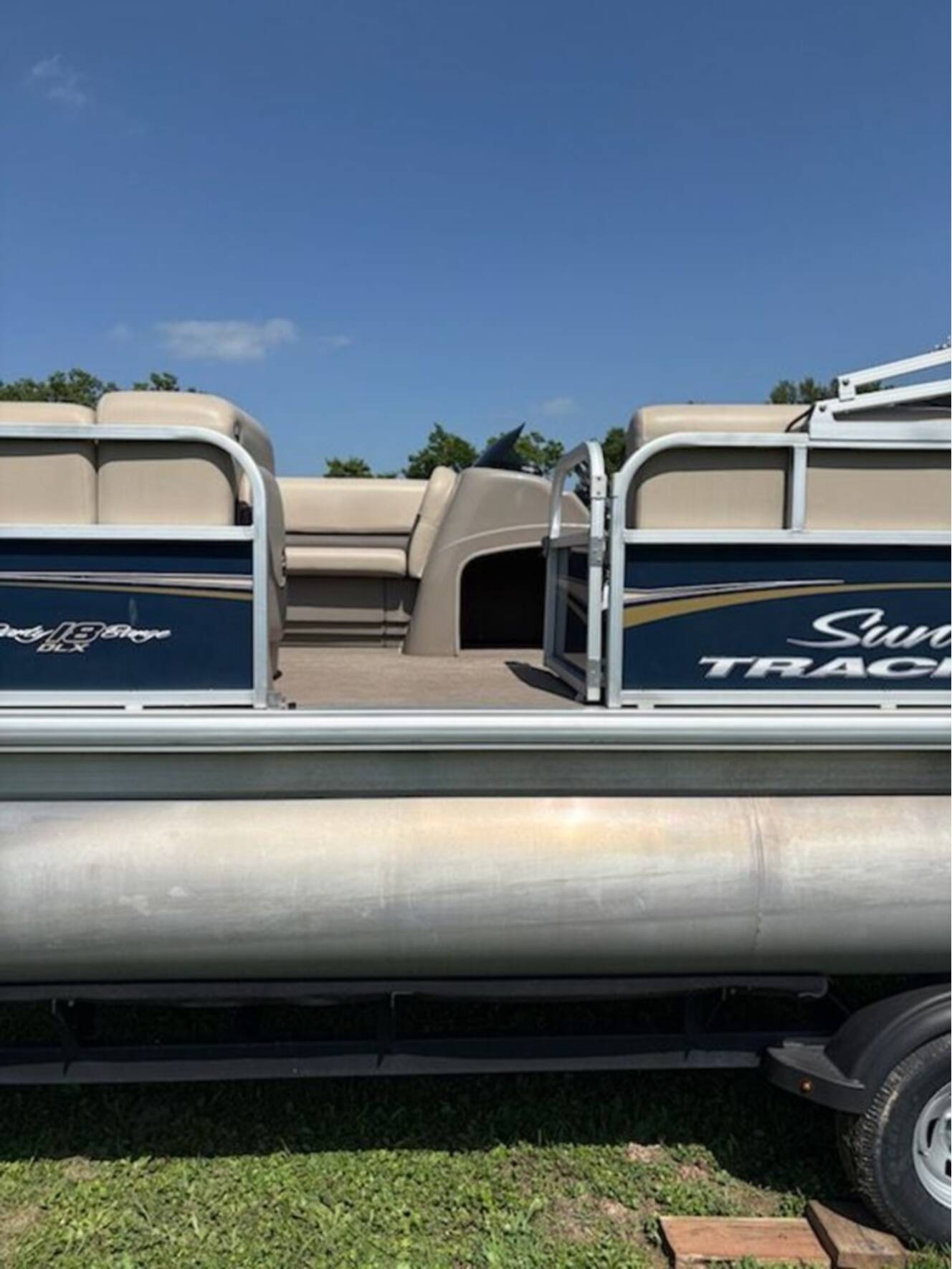 A photo of this 2022 Sun Tracker Party Barge 18 DLX