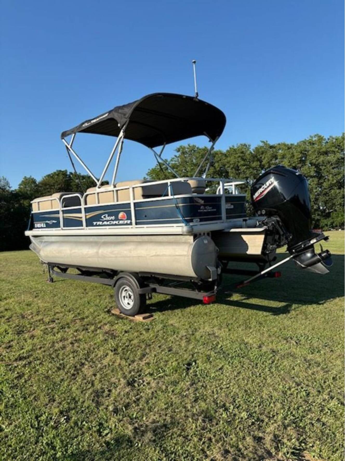 A photo of this 2022 Sun Tracker Party Barge 18 DLX