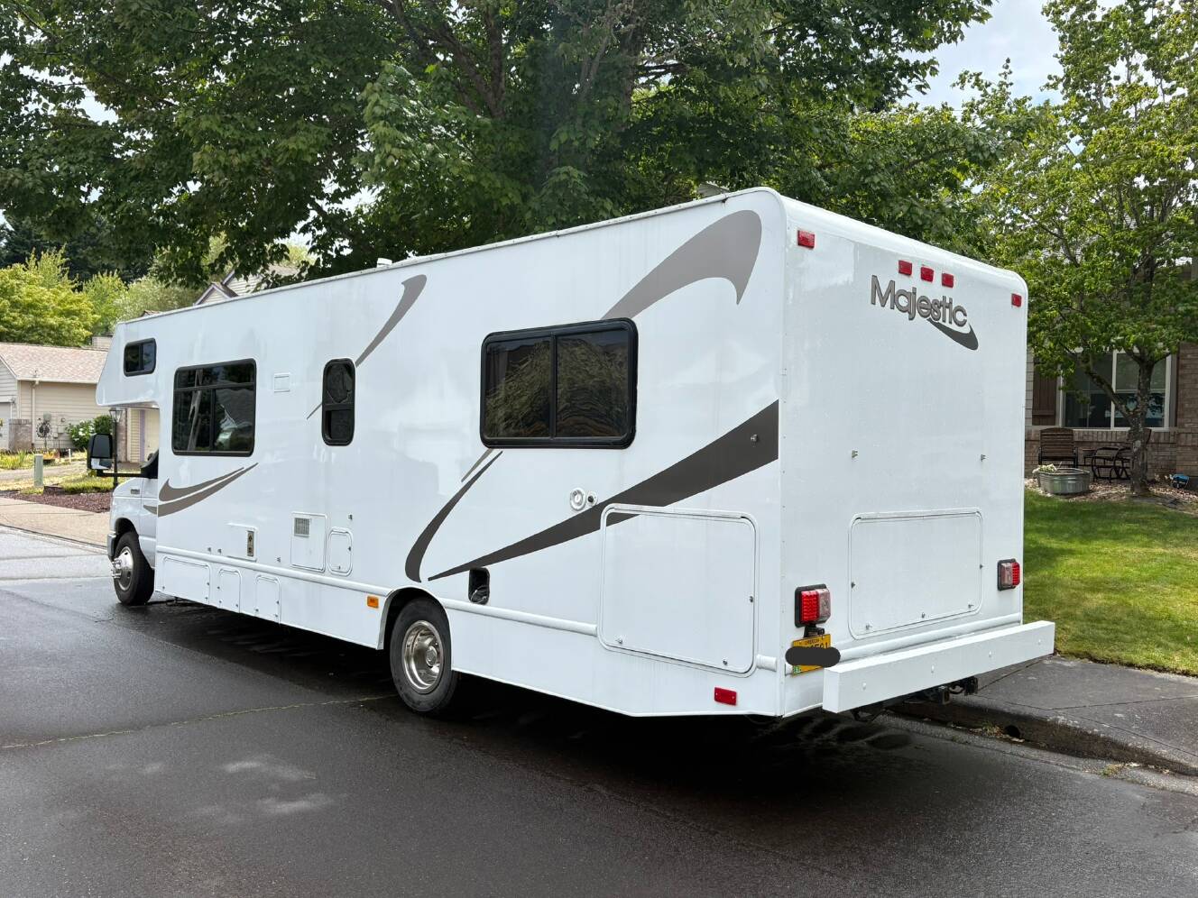 A photo of this 2019 Thor Motor Coach FOUR WINDS MAJESTIC 28A