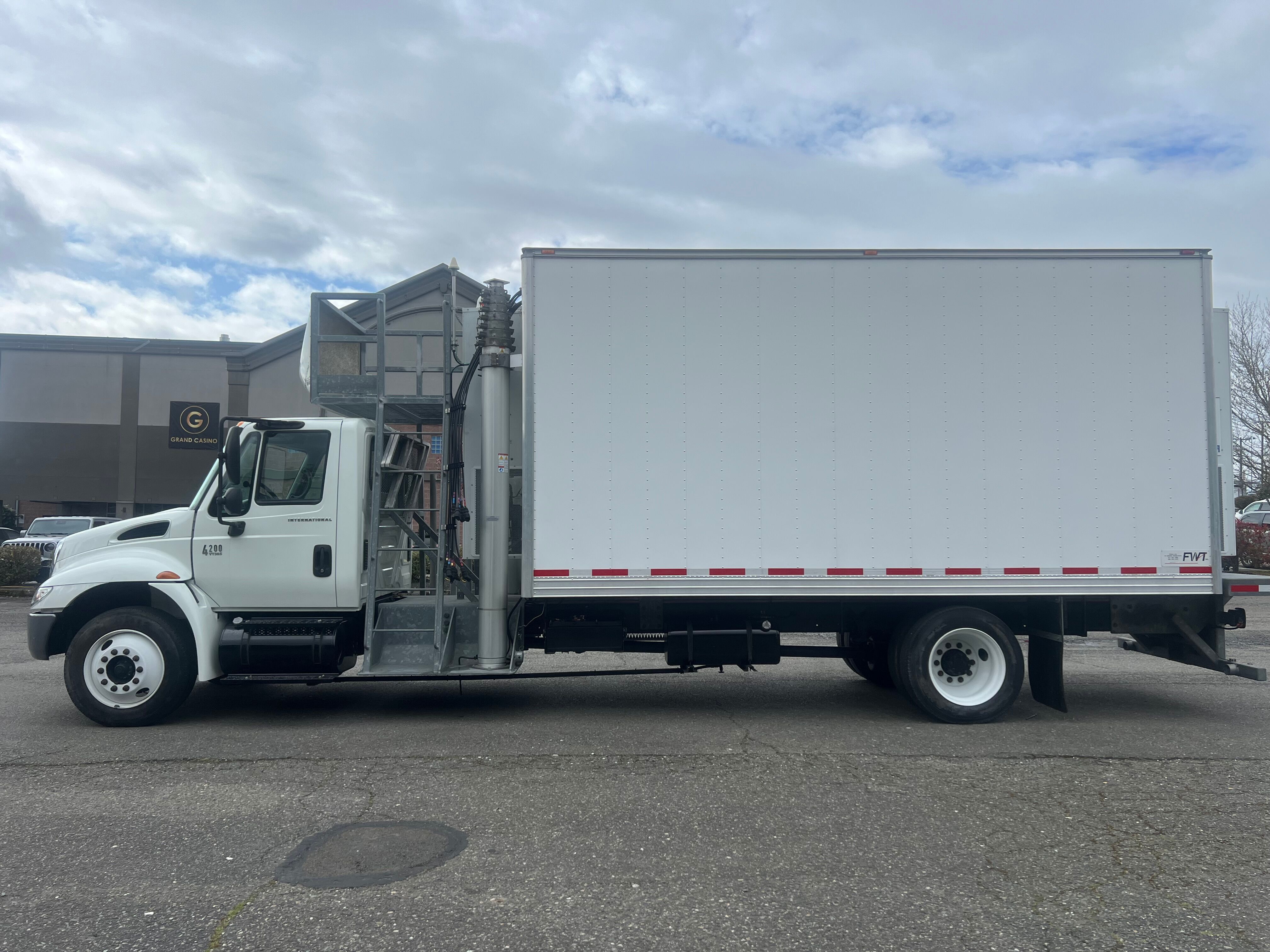 2007 INTERNATIONAL H 4200 Mobile Communications Center Truck + Lookout Deck in Seattle, WA