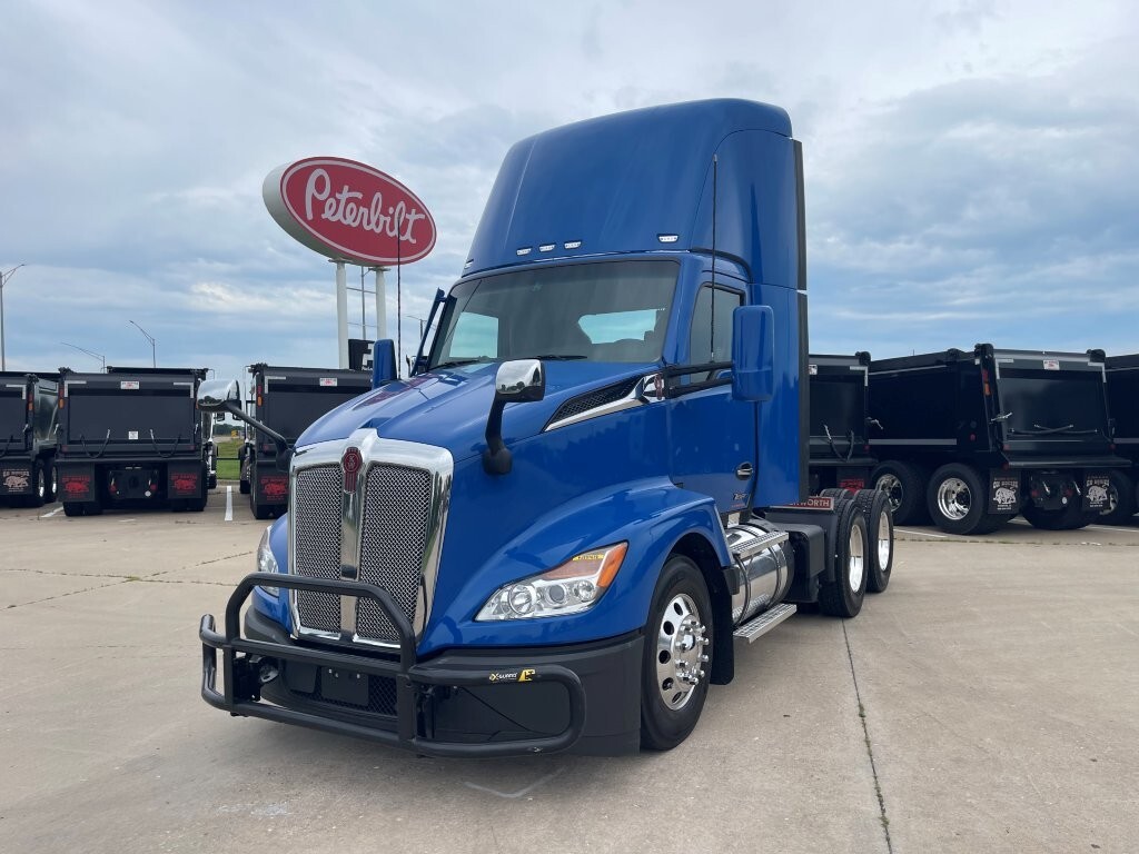 2023 KENWORTH T680 in Strafford, MO