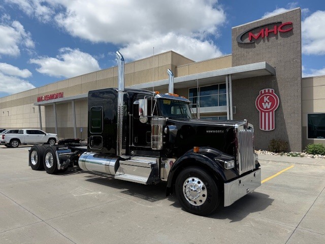 2027 KENWORTH W900L in Omaha, NE