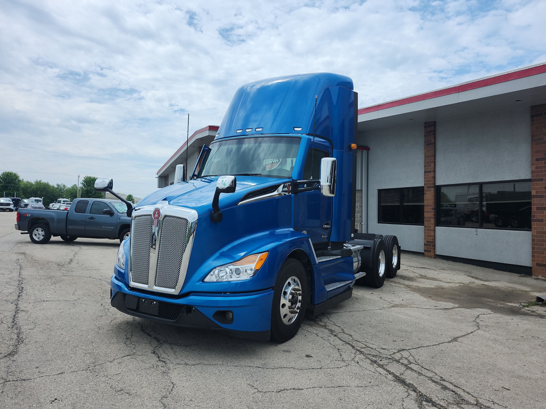 2022 KENWORTH T680 in Pewaukee, WI