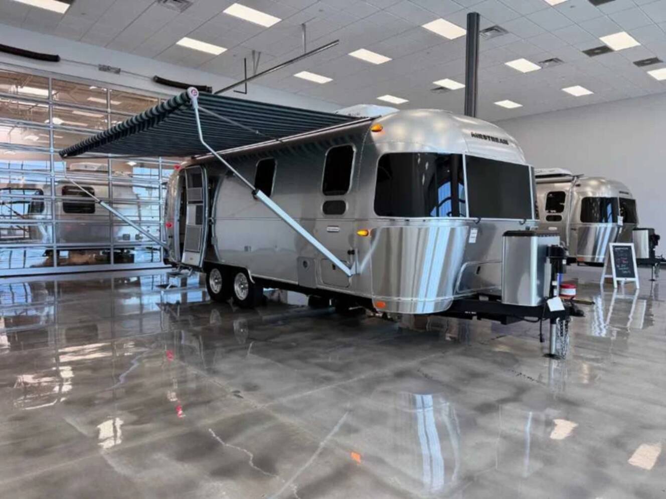 A photo of this 2027 Airstream INTERNATIONAL 25FBT