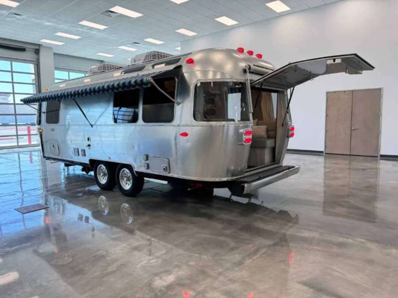 A photo of this 2027 Airstream INTERNATIONAL 25FBT