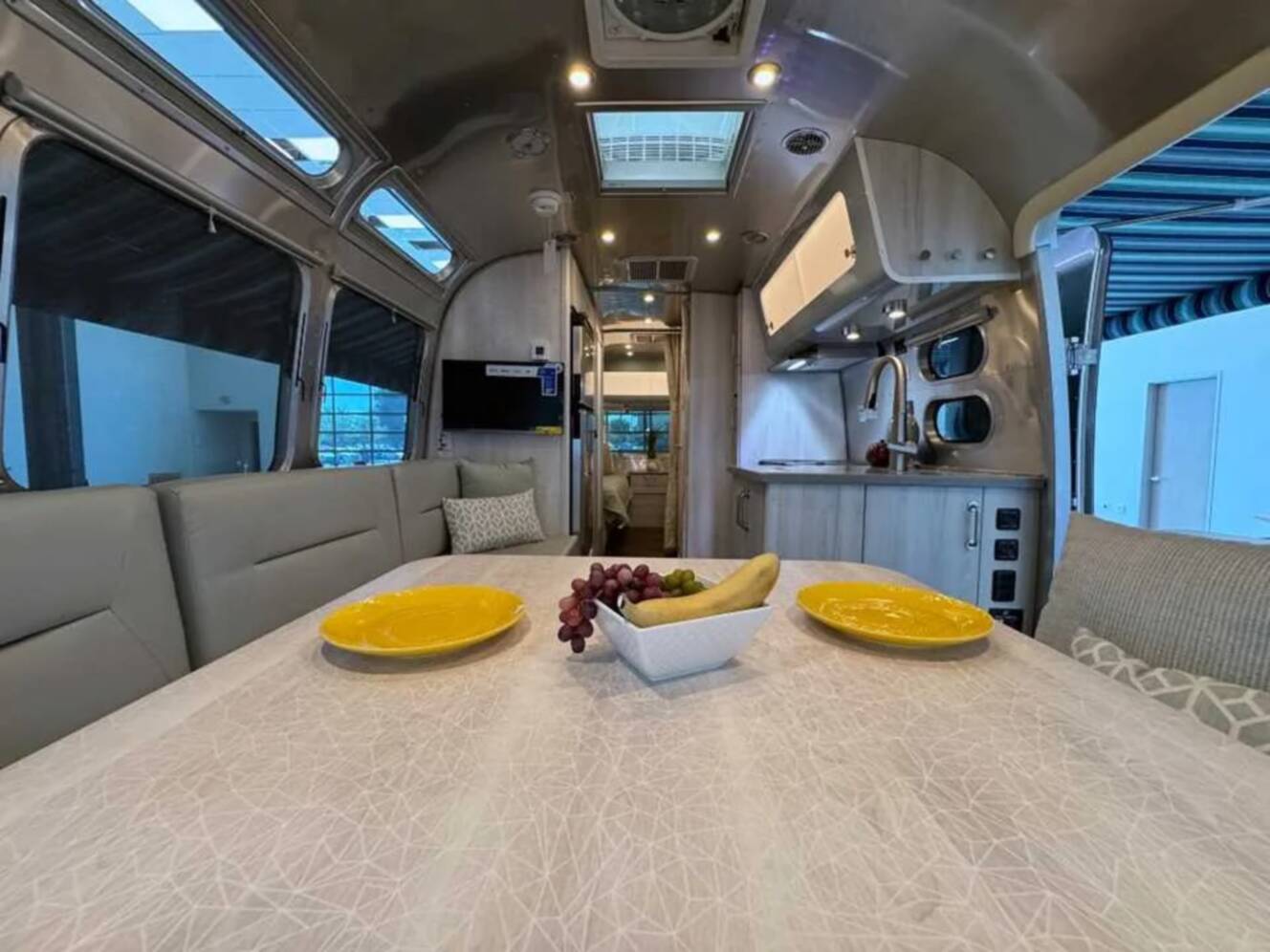 A photo of this 2027 Airstream INTERNATIONAL 25FBT