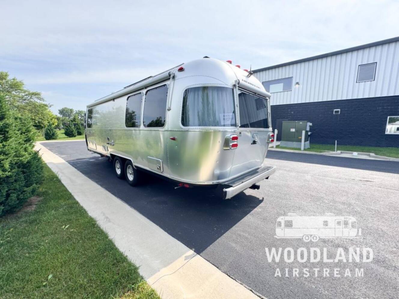 A photo of this 2023 Airstream Globetrotter 27FB Twin