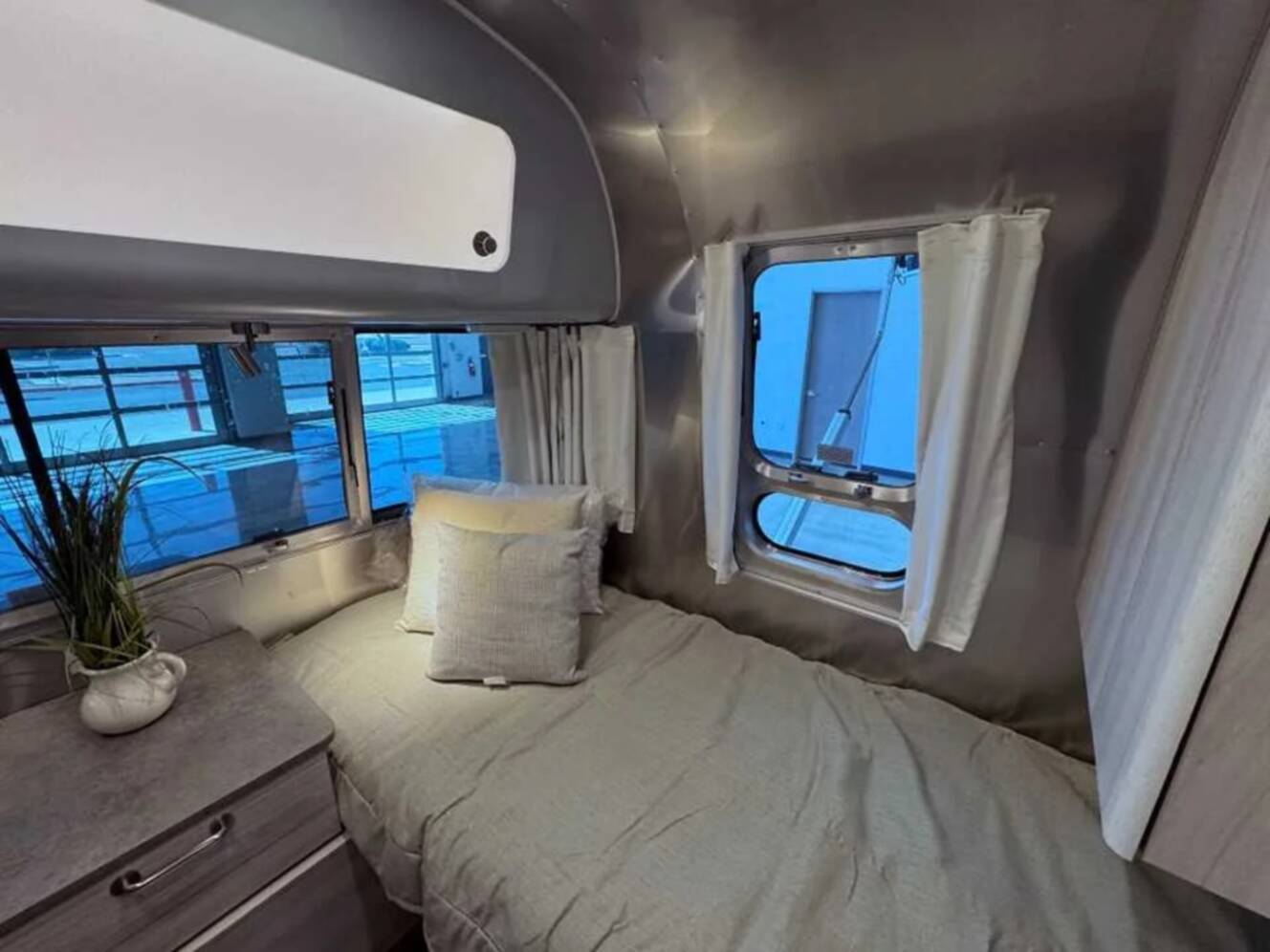 A photo of this 2027 Airstream INTERNATIONAL 25FBT