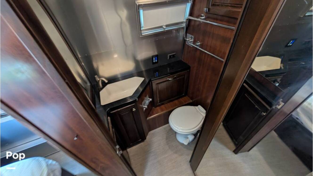 A photo of this 2018 Airstream Classic 30RB