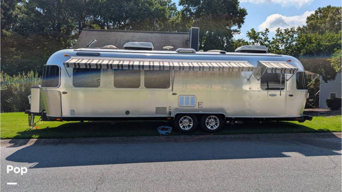 A photo of this 2018 Airstream Classic 30RB