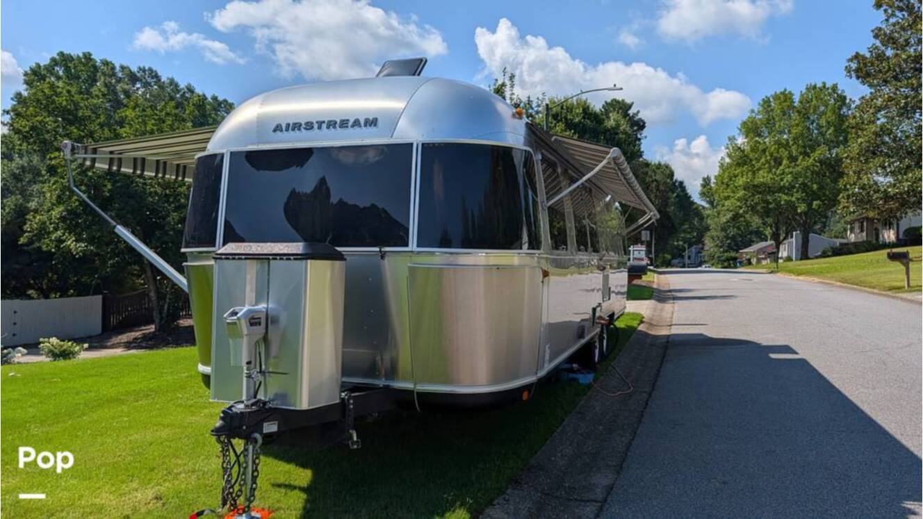 A photo of this 2018 Airstream Classic 30RB