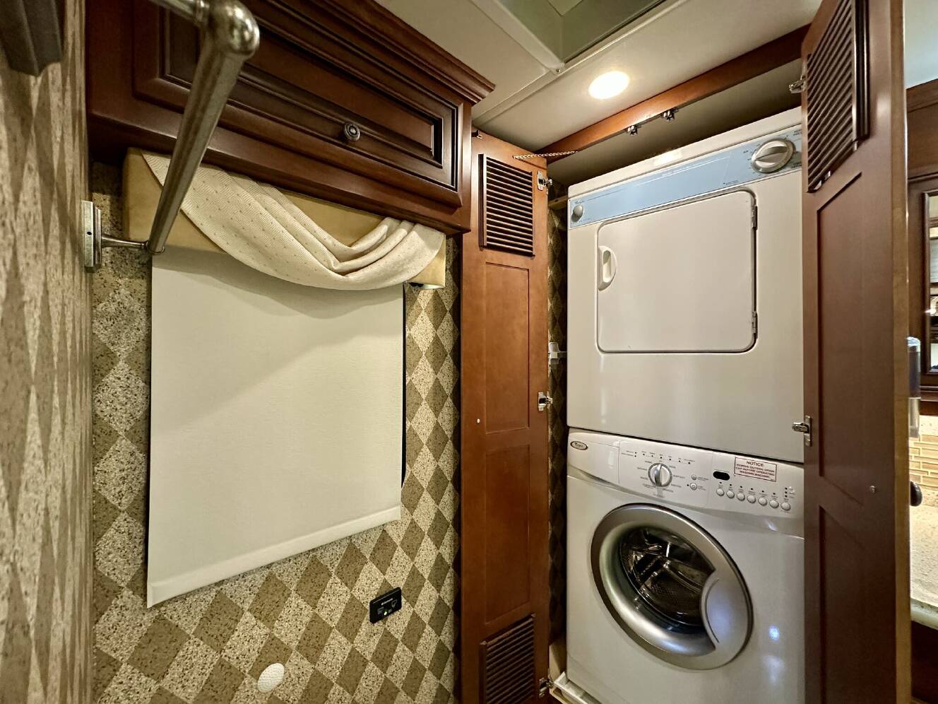 A photo of this 2014 Newmar Dutch Star 4018