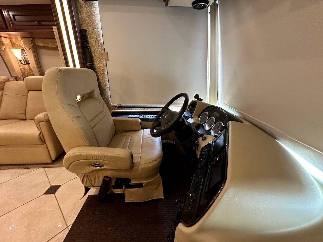 A photo of this 2014 Newmar Dutch Star 4018