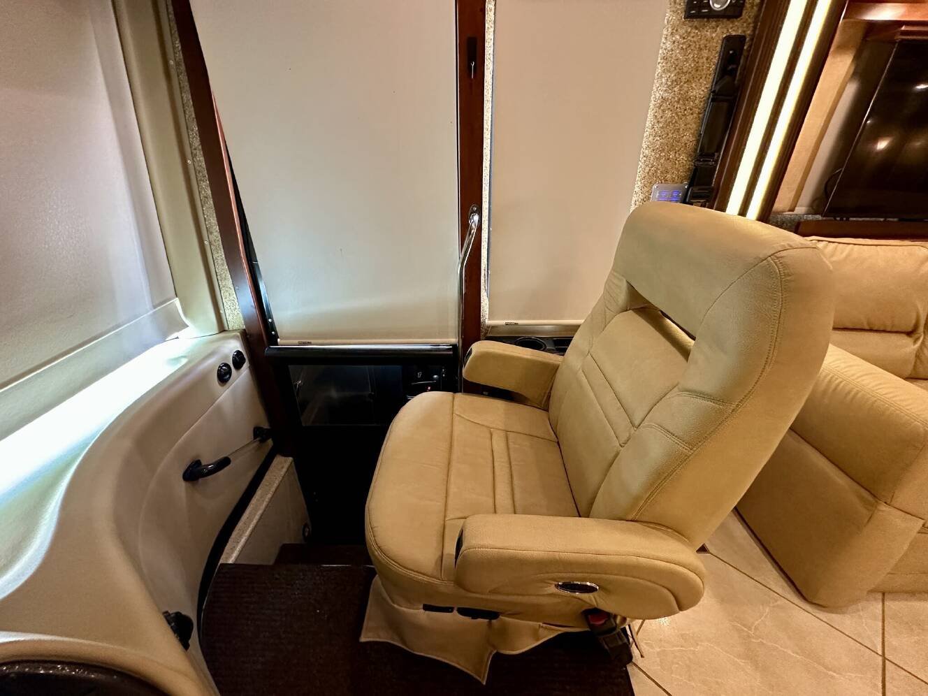 A photo of this 2014 Newmar Dutch Star 4018
