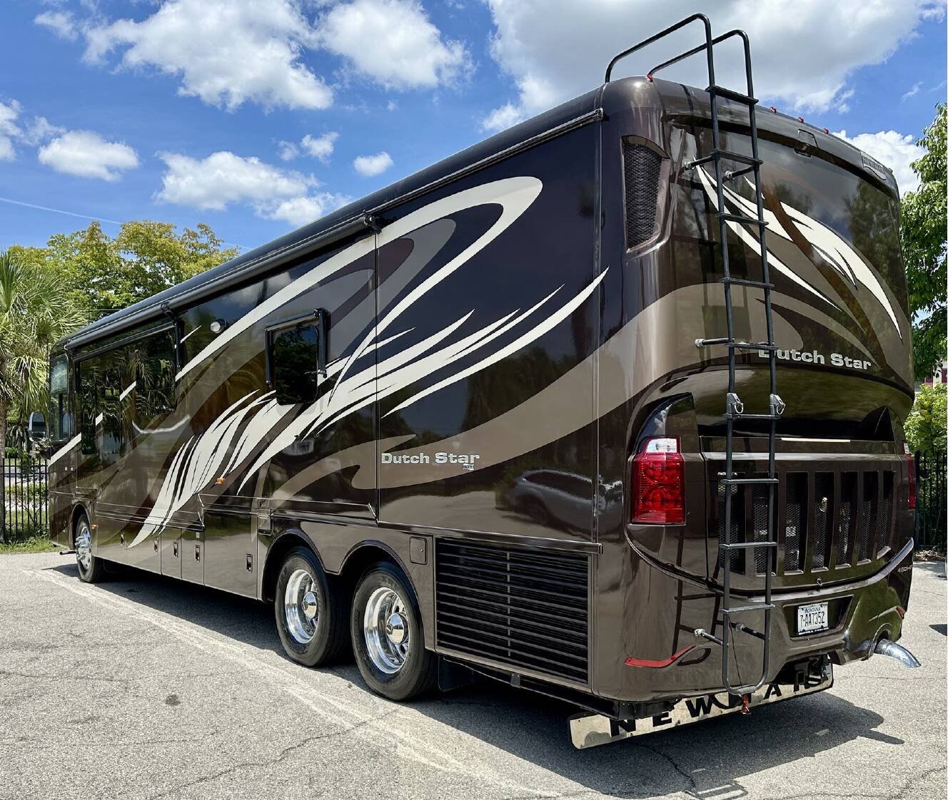 A photo of this 2014 Newmar Dutch Star 4018