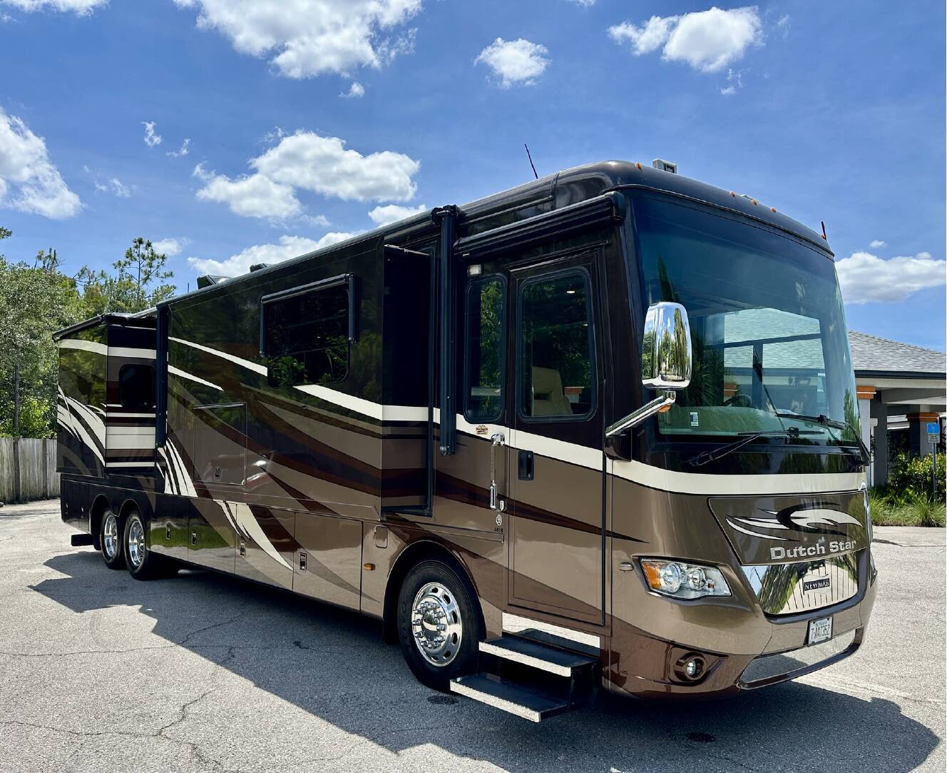 A photo of this 2014 Newmar Dutch Star 4018
