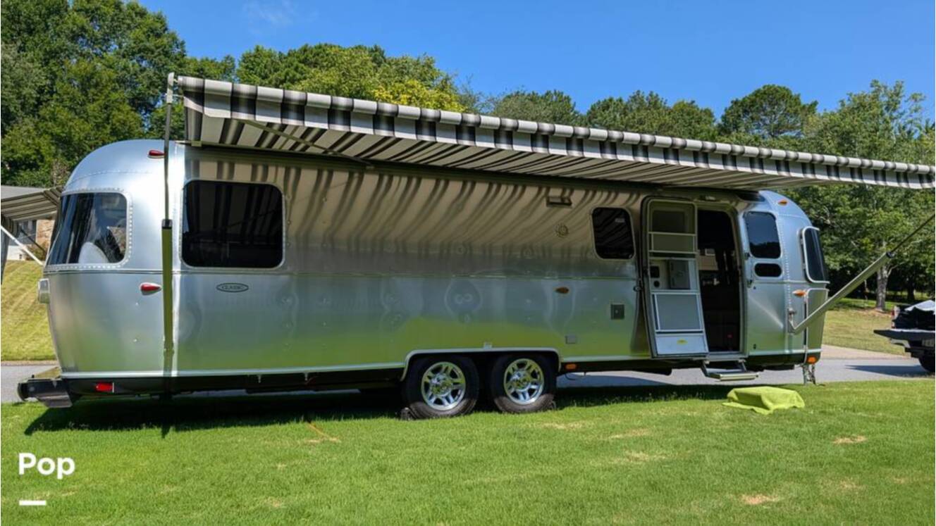A photo of this 2018 Airstream Classic 30RB